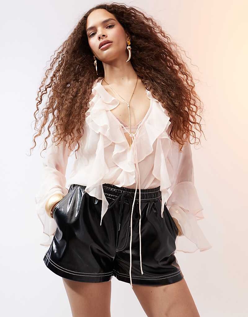 

ASOS DESIGN – черные виниловые шорты с контрастной строчкой