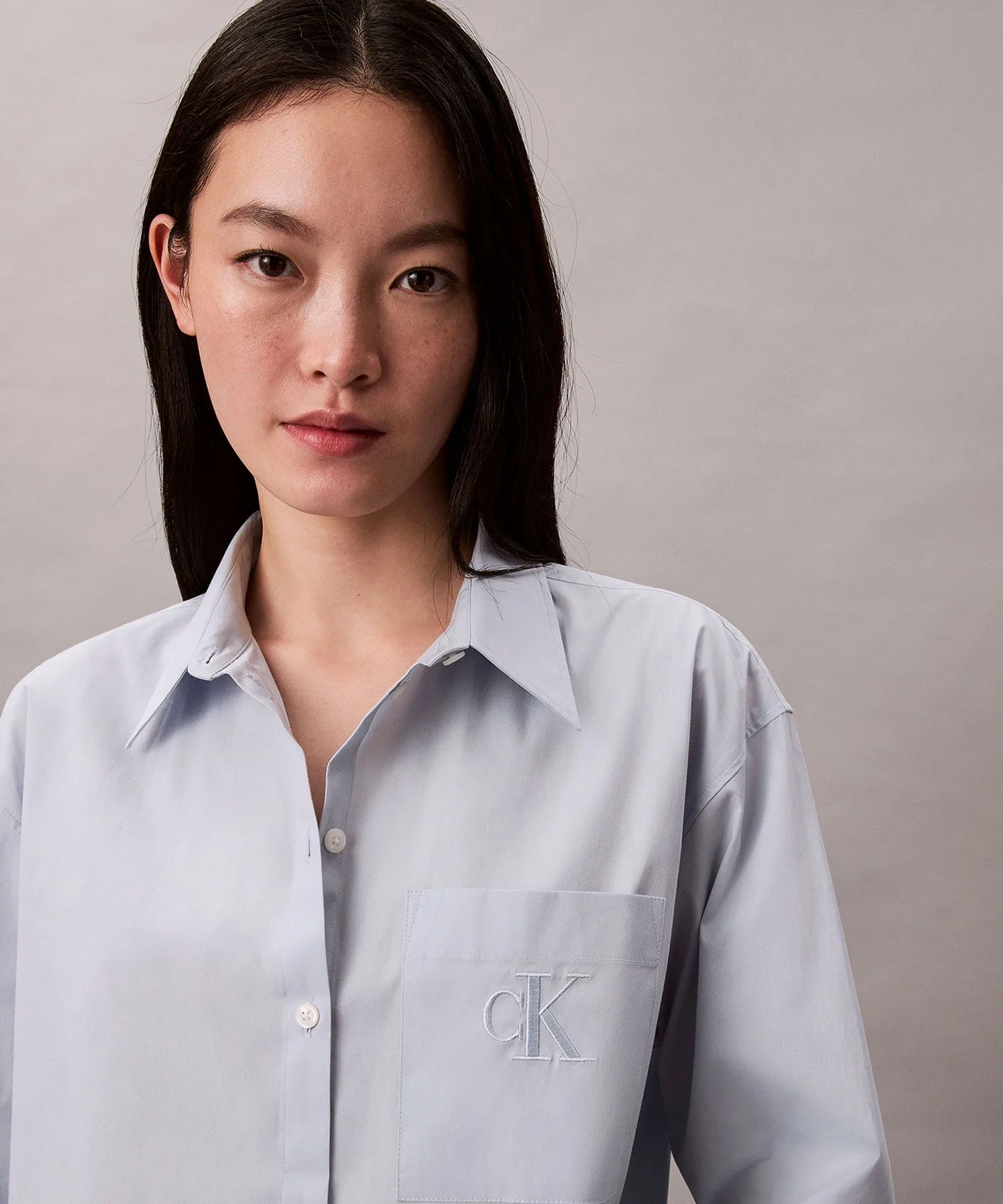 Женская рубашка Calvin Klein из хлопка и полиуретана, свободного кроя, синяя — фото 3