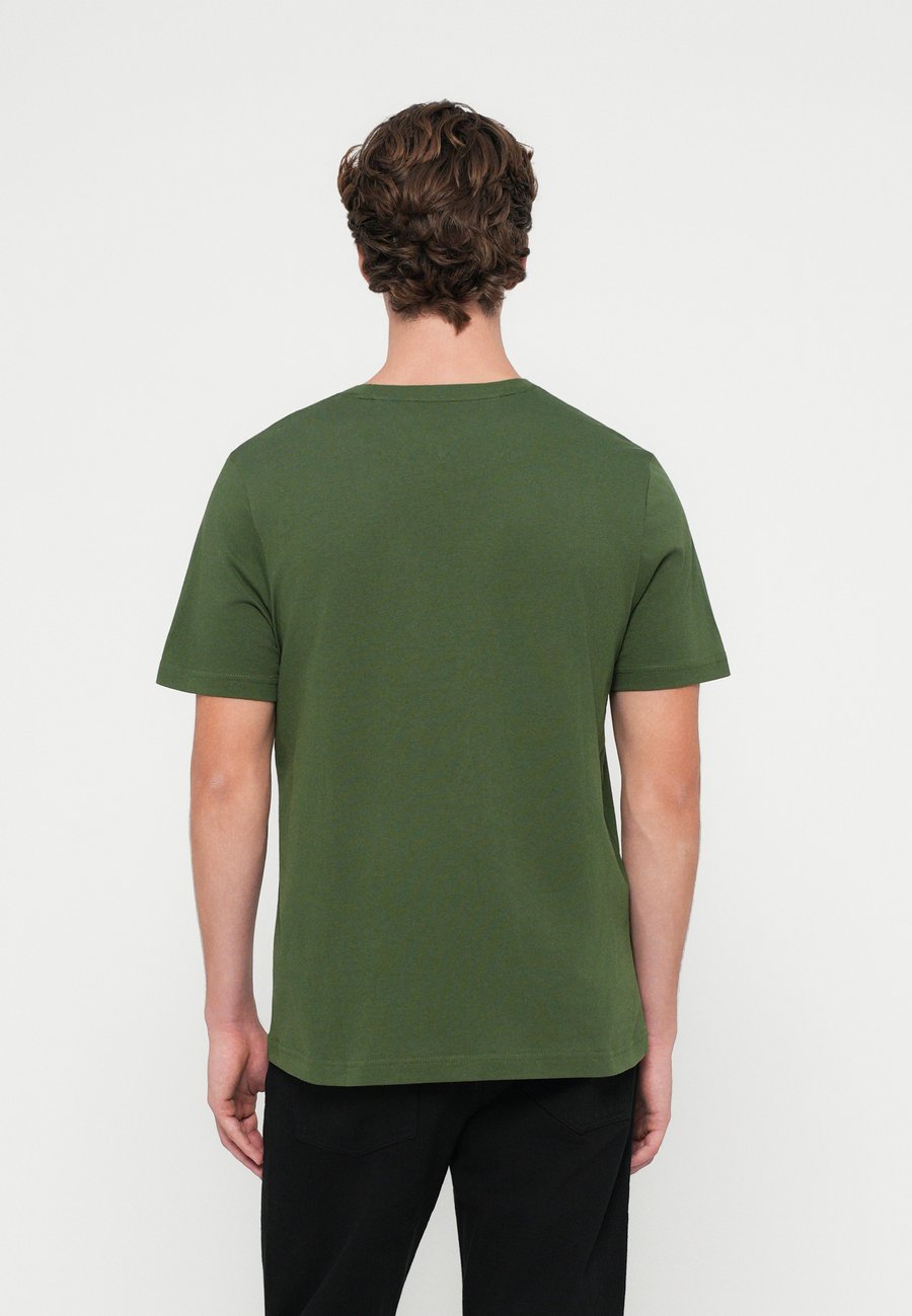 Футболка Tommy Hilfiger BRAND LOVE SMALL CENTER TEE, Mountain Pine/Khaki — фото 3