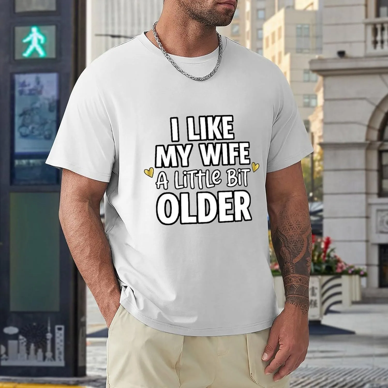 Футболка Men I Like My Wife A Little Bit Older, модная, мягкая, дышащая, для офиса и повседневной носки, эстетичная, оригинальная, трендовая Generic, белый — фото 2