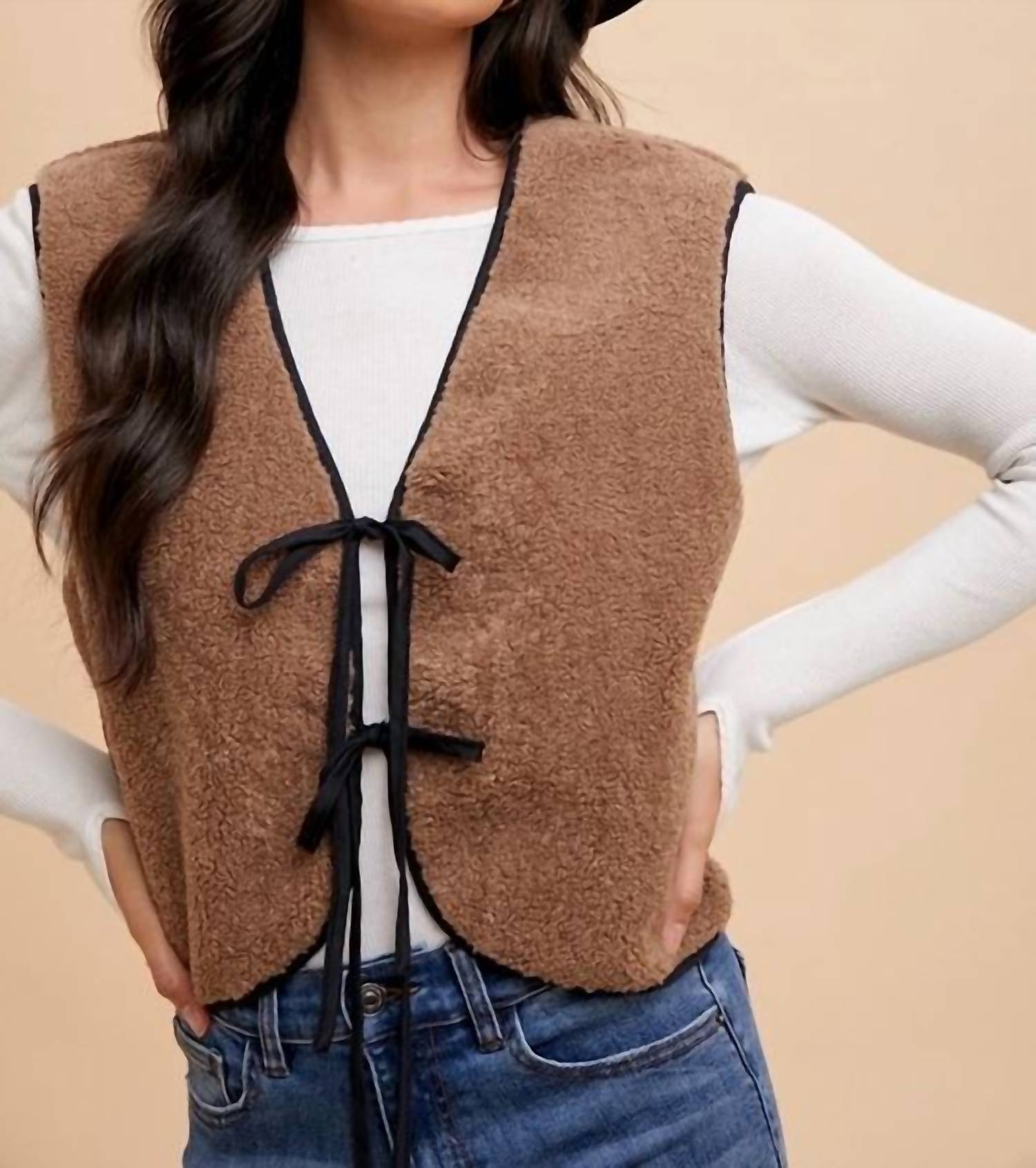 

Мока контрастная жилетка с отделкой из искусственного меха AnnieWear, мокко