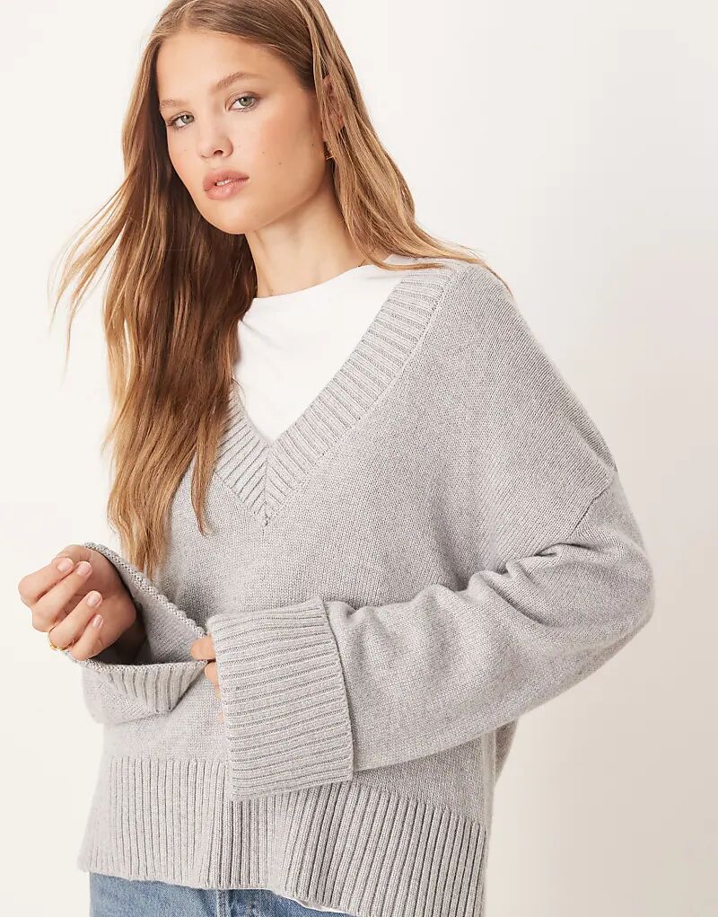 

Вязаный свитер Gina Tricot с V-образным вырезом и широкими рукавами в цвете светло-серый меланж