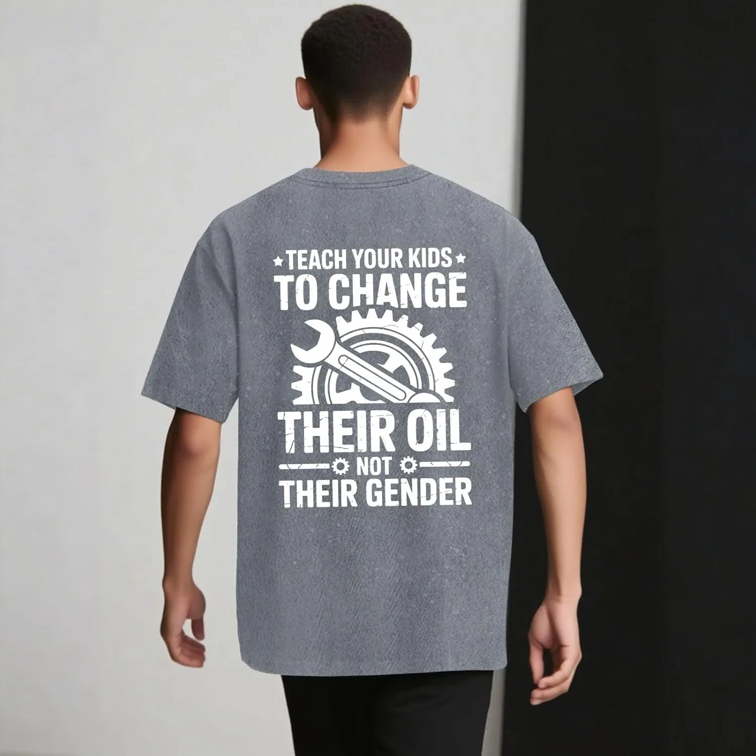Футболка для мужчин с принтом "Teach Your Kids to Change Oil Not Gender" Generic, светло-серый — фото 2