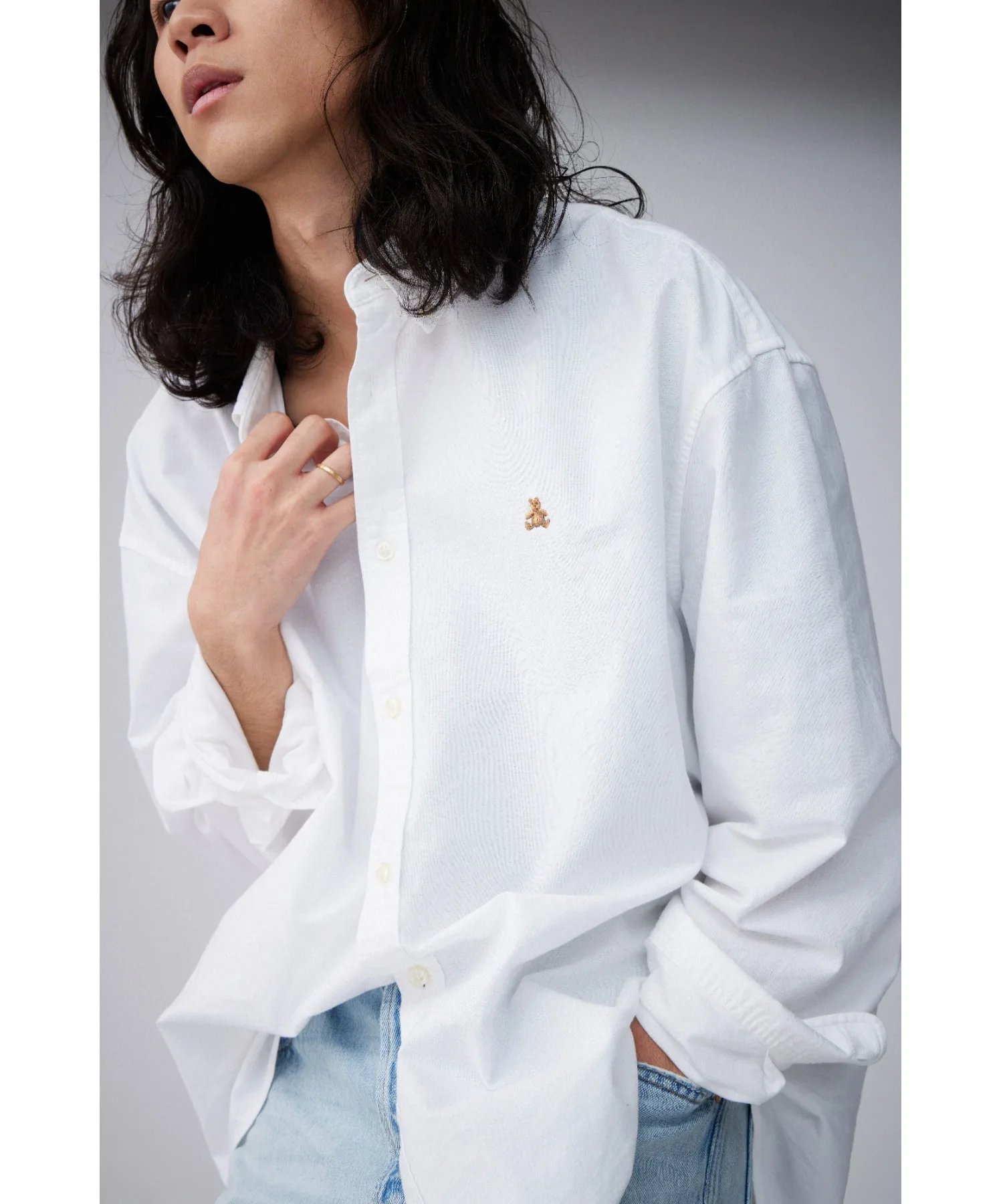 Унисекс рубашка Oxford из стрейч-котона GAP Organic с аппликацией белая