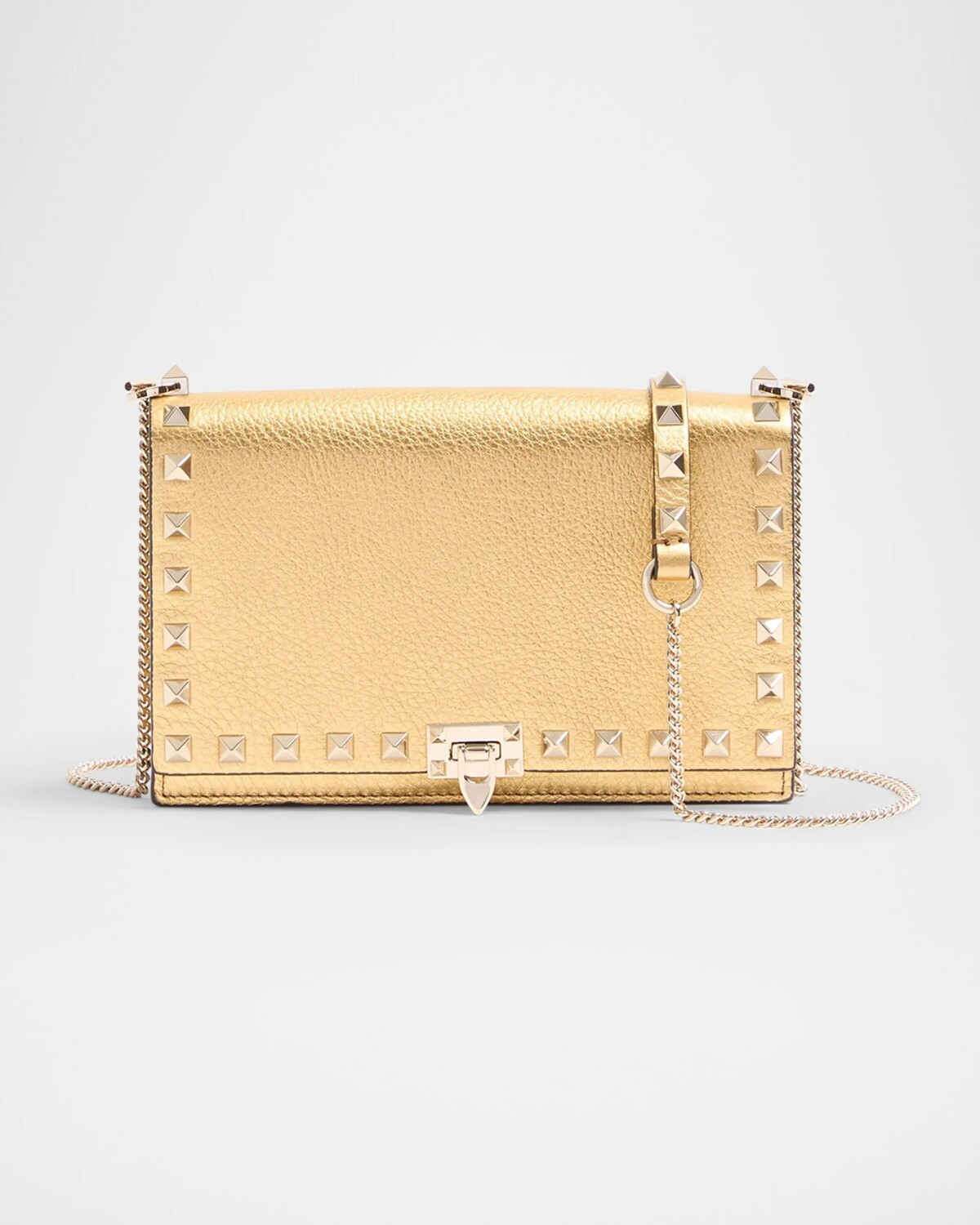

Мини-кошелек Rockstud из металлизированной кожи на цепочке Valentino Garavani, цвет Old Gold