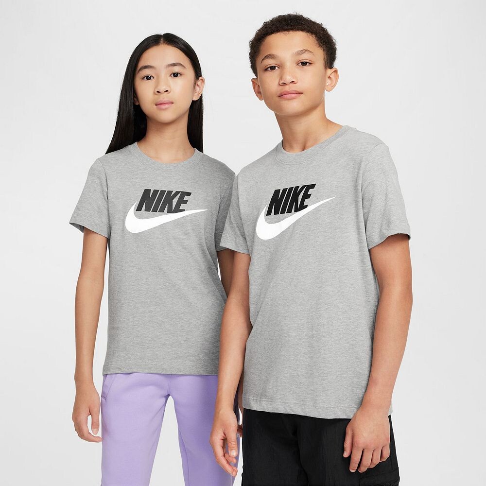 Футболка с большим логотипом Nike Sportswear для детей 6–20 лет, серый