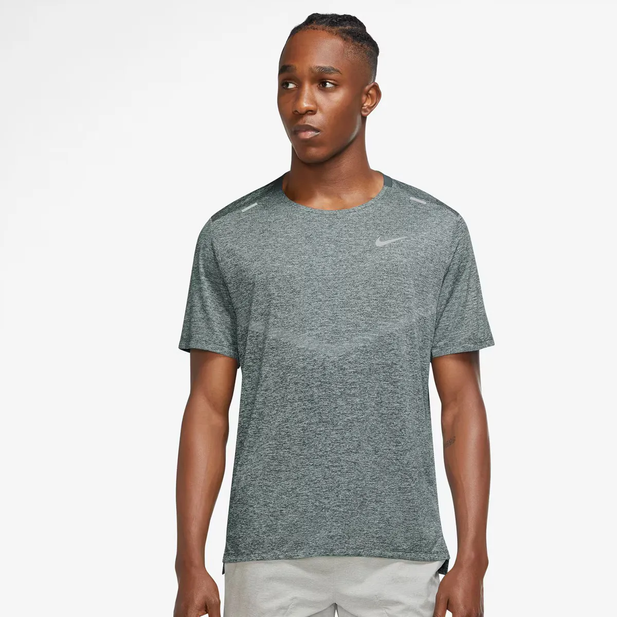 

Мужская футболка Nike Dri-FIT Rise 365, зеленый
