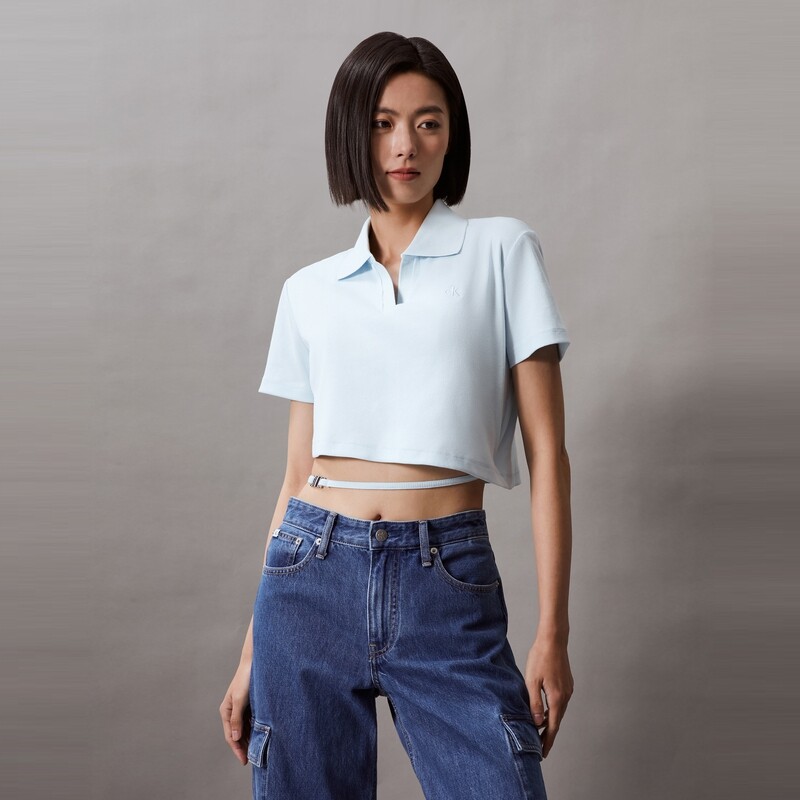 

Футболка-поло короткая женская Calvin Klein Jeans с V-образным воротником, светло-голубой