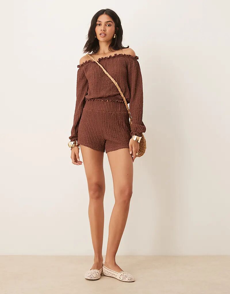 

Текстурированные шорты ASOS DESIGN с присборенным поясом, коричневого цвета