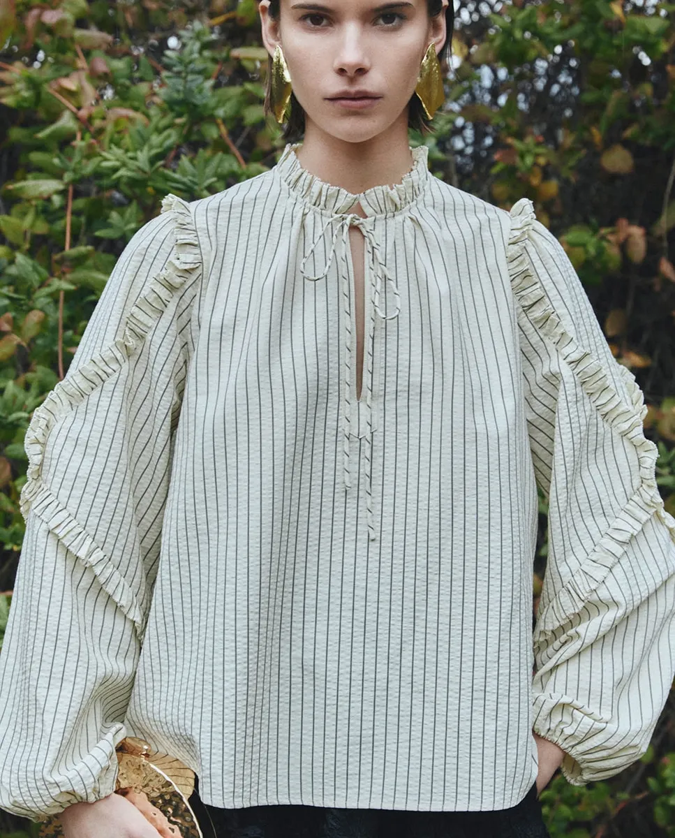 

Полосатая рубашка с оборками Sfera, цвет Crudo