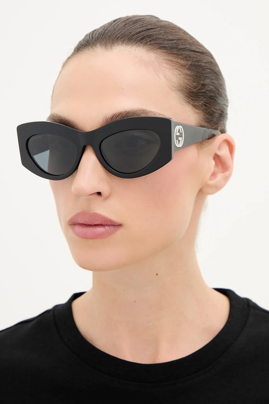 

Солнцезащитные очки Gucci, черный