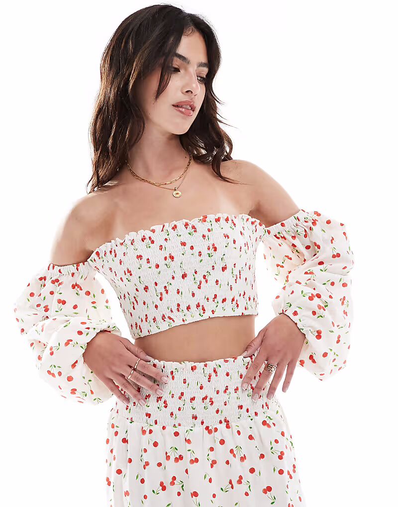 

Топ с открытыми плечами и присборенным лифом ASOS DESIGN с принтом вишни