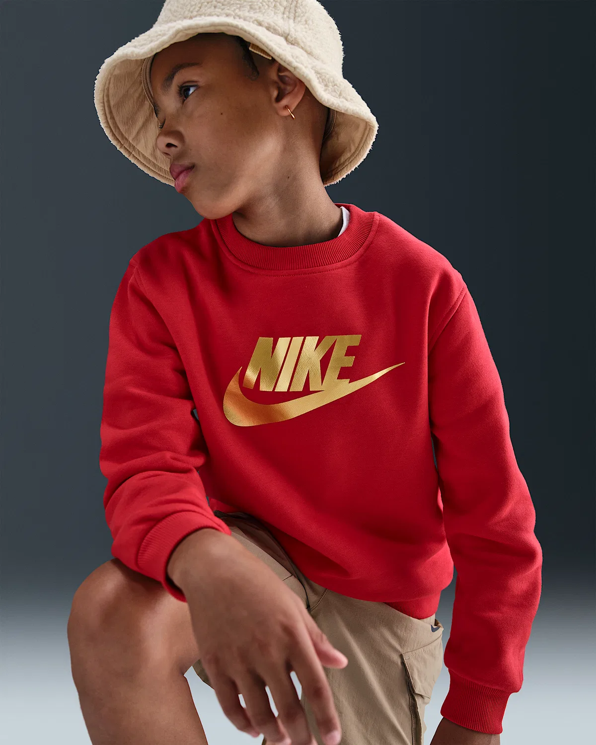 Детская толстовка с круглым вырезом Nike Sportswear Club Fleece, University Red/Metallic Gold — фото 3
