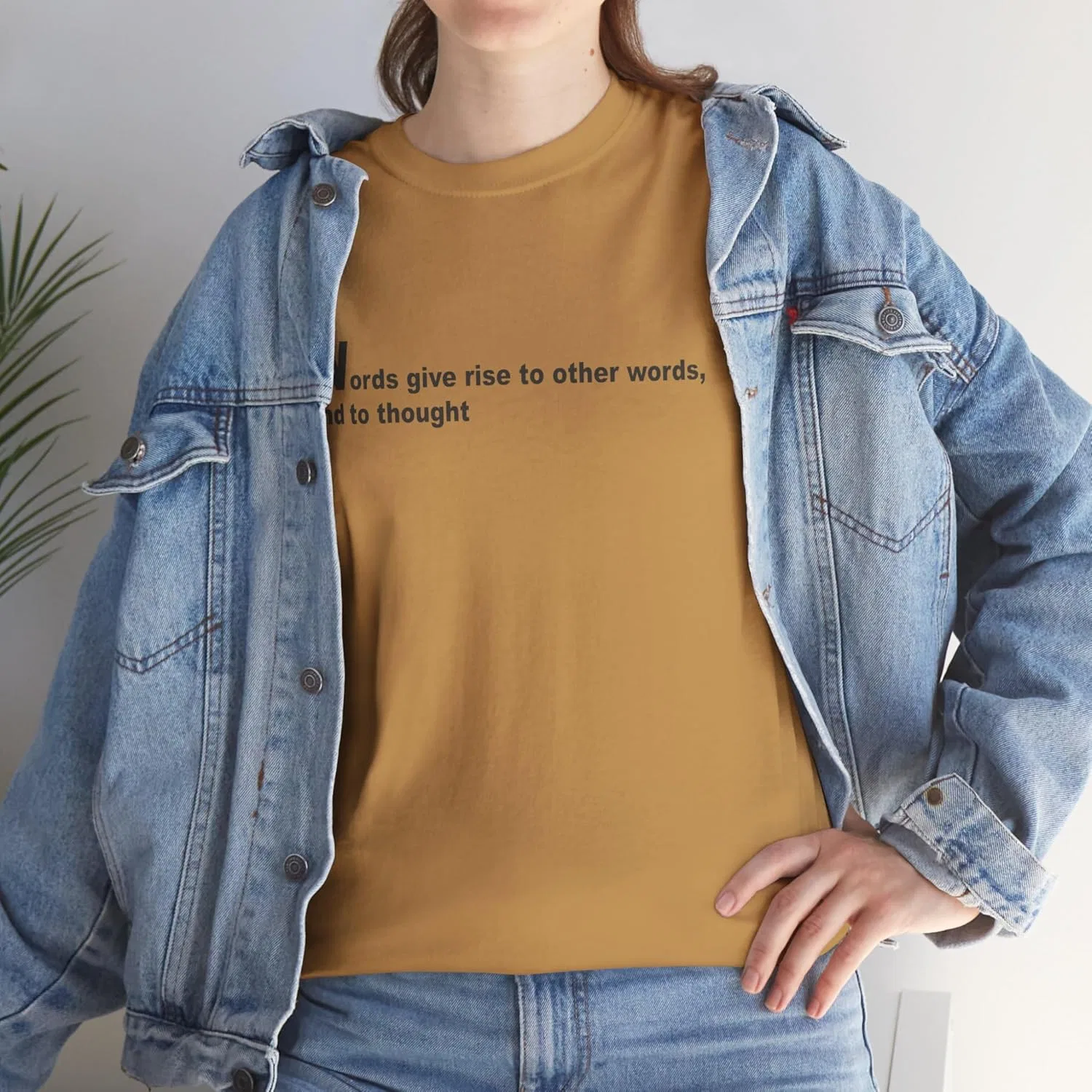 Футболка с минималистичной литературной цитатой | “Words Give Rise to Other Words, and to Thought” GENERIC, золотой — фото 4