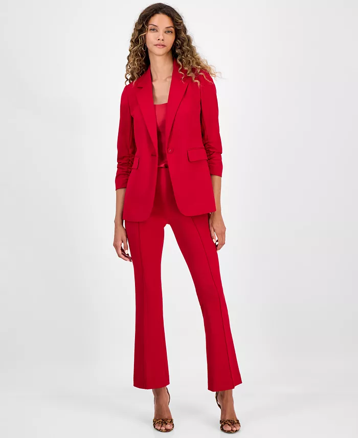 

Женский жакет с одним пуговицей и присборенными рукавами, атласный топ с круглым вырезом и брюки с завышенной талией и расклешенными штанинами Bar Iii, красный