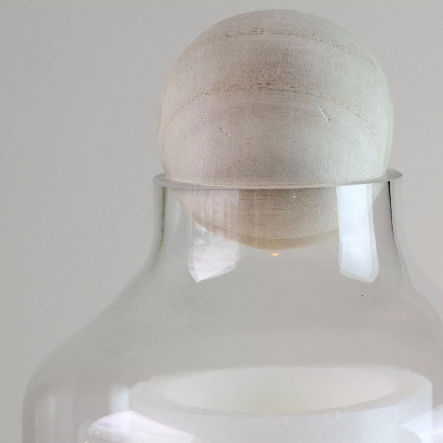 

14-дюймовый прозрачный стеклянный ураган с декоративной деревянной крышкой и основанием