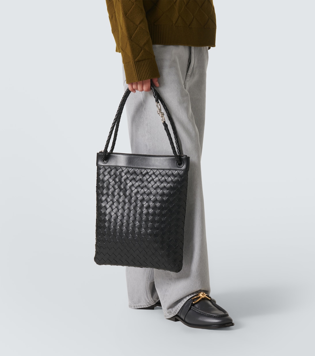 Плоский кожаный мессенджер Intrecciato Andiamo Bottega Veneta, Black-Vintage Silver — фото 3