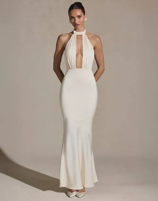 

Платье макси с высоким воротником и глубоким вырезом Oh Polly цвета слоновой кости