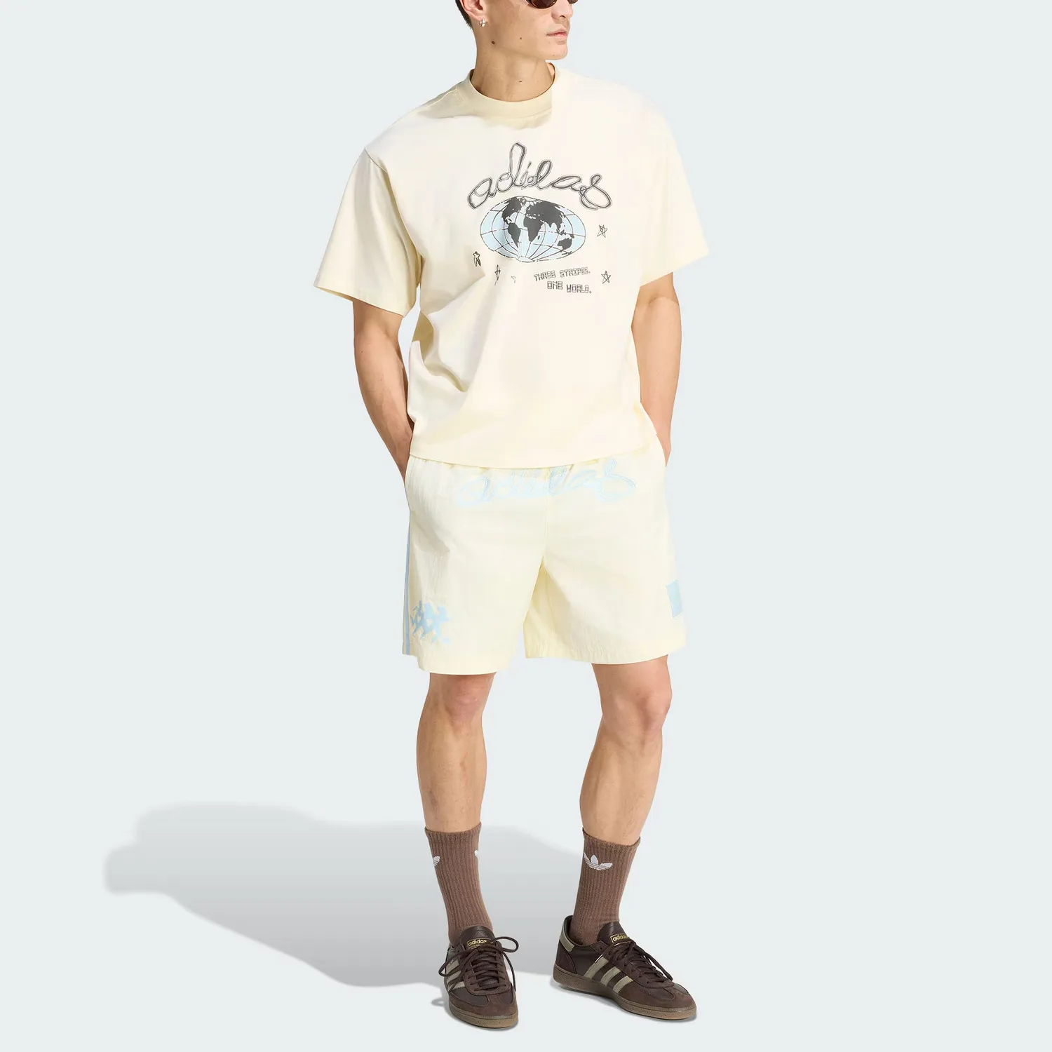 Спортивные шорты NYLON GFX SHORT Adidas Originals, айвори/светло-синий — фото 3