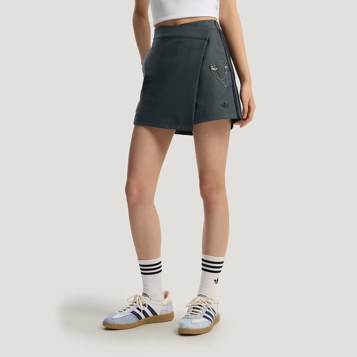 Шорты повседневные женские Refined Luxe DLXC W Short Adidas Originals, Dark Heather Gray — фото 4