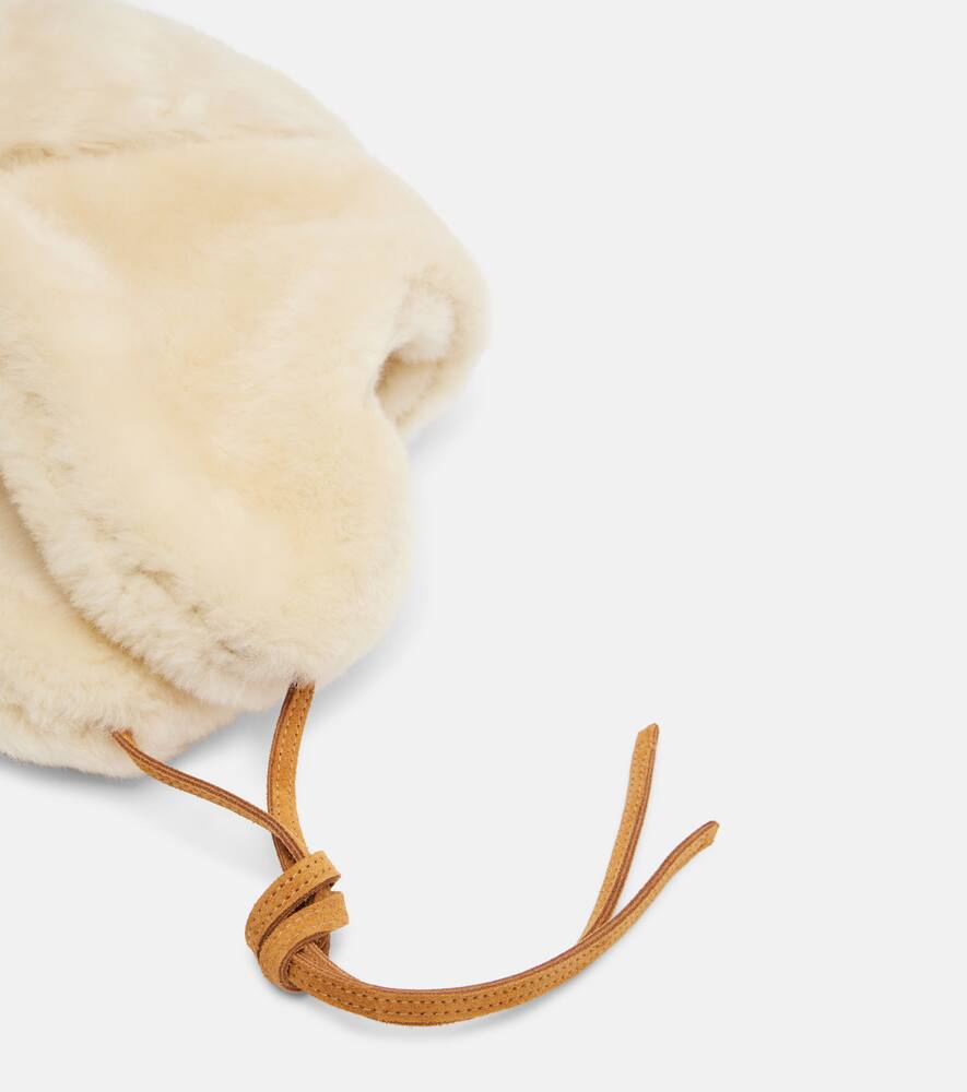 Шапка из овчины с кожаными вставками chapka Jacquemus, Off-White — фото 3