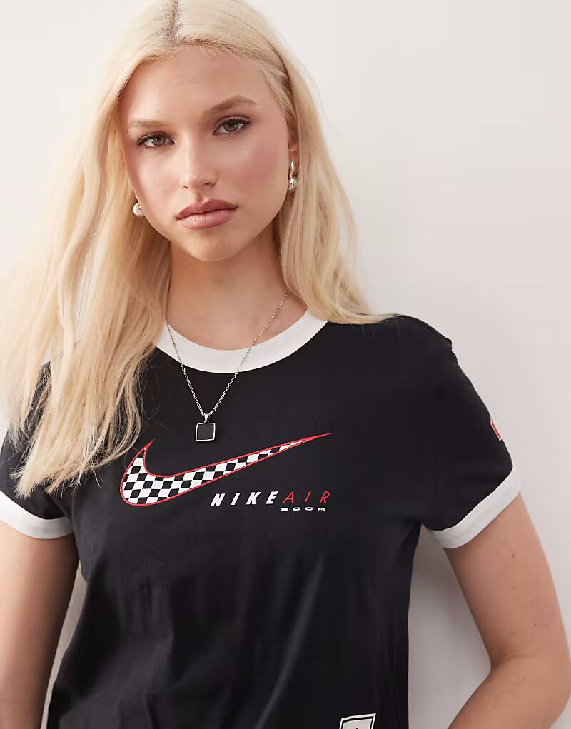 

Укороченная футболка Nike Club Moto черного цвета