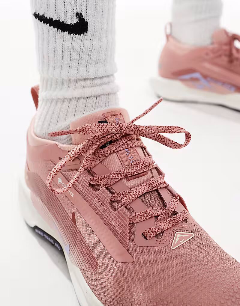 Кроссовки Nike Running React X Pegasus Trail 5 Gore-TEX розового и белого цвета — фото 4