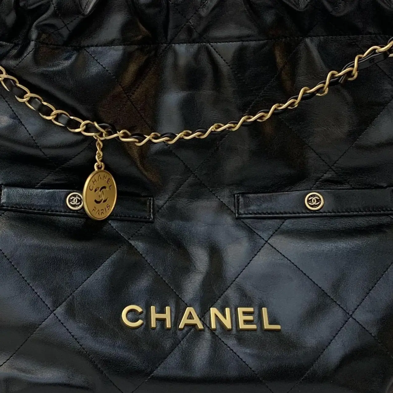 CHANEL Яркая плиссированная сумка хобо из телячьей кожи черного цвета — фото 3
