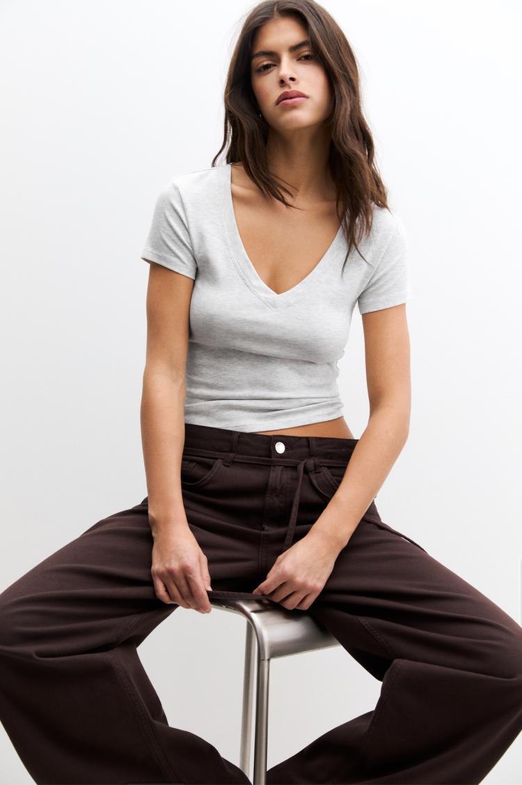 

Футболка с V-образным вырезом Pull And Bear, серый