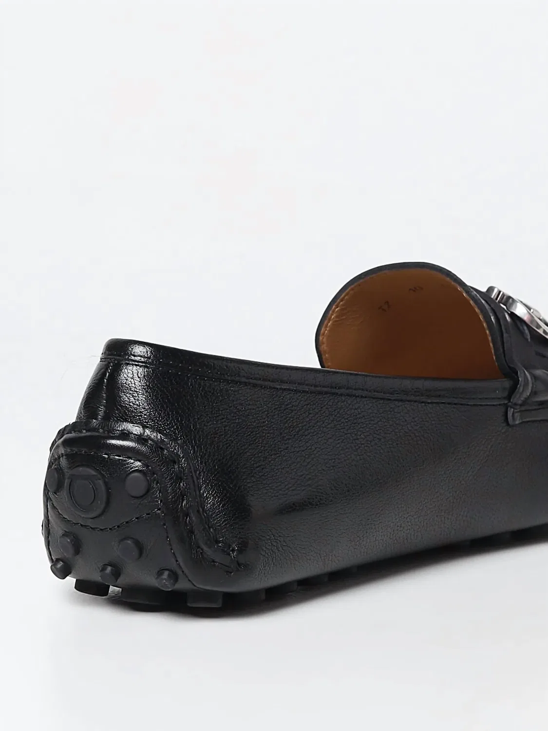 Salvatore Ferragamo Мужские лоферы Gancini Ornament Driver черного цвета — фото 3