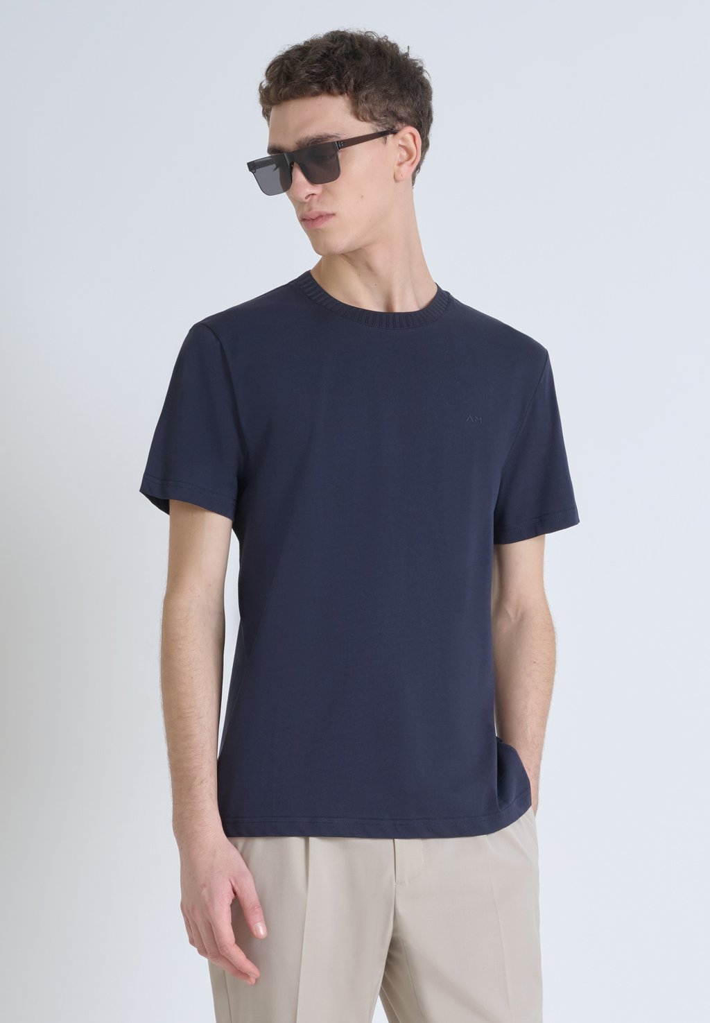 

Базовая футболка REGULAR FIT WITH EMBROIDERED LOGO Antony Morato, темно-синий