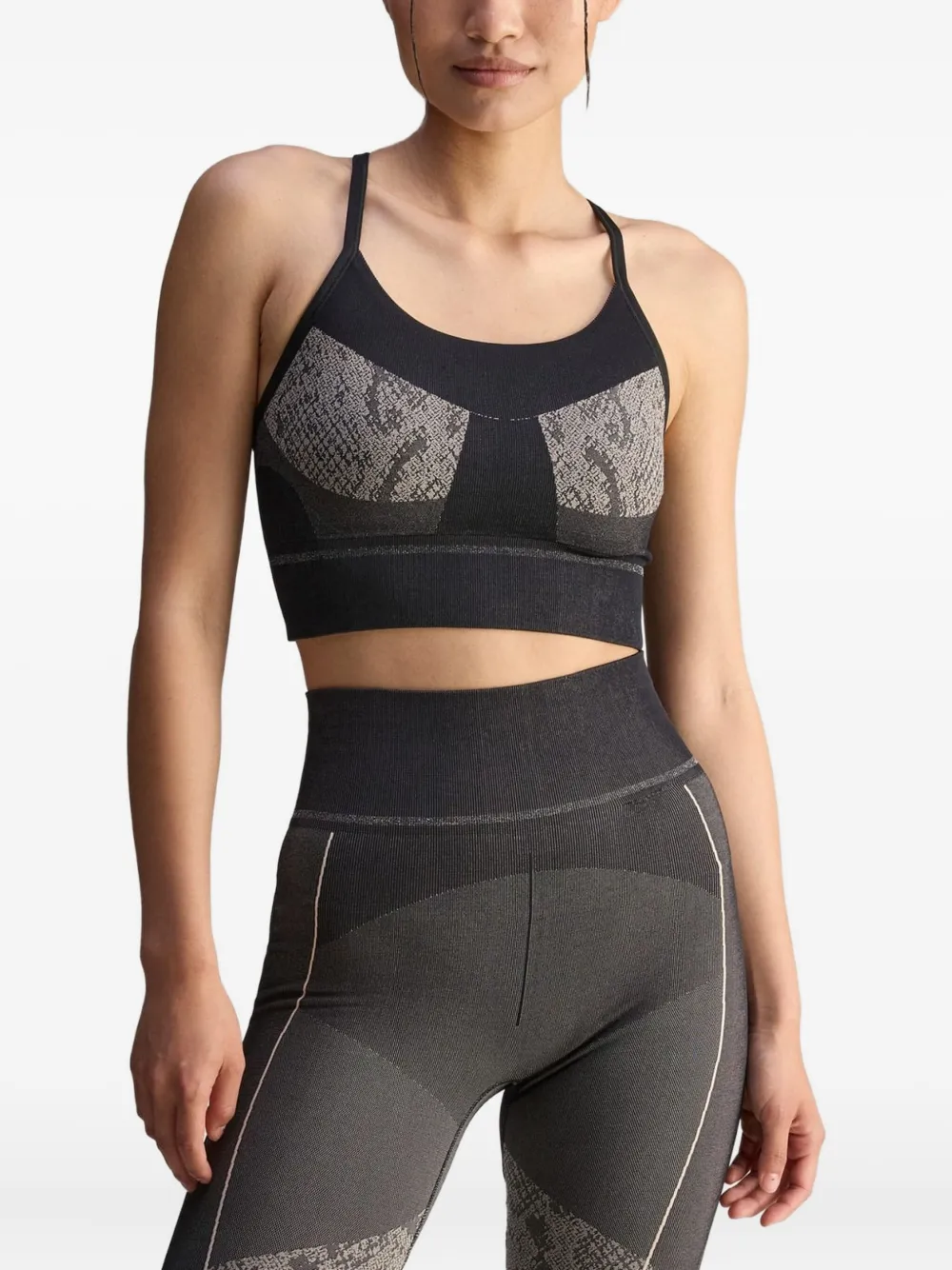 Спортивный бюстгальтер со змеиным принтом adidas by Stella McCartney, черный — фото 2