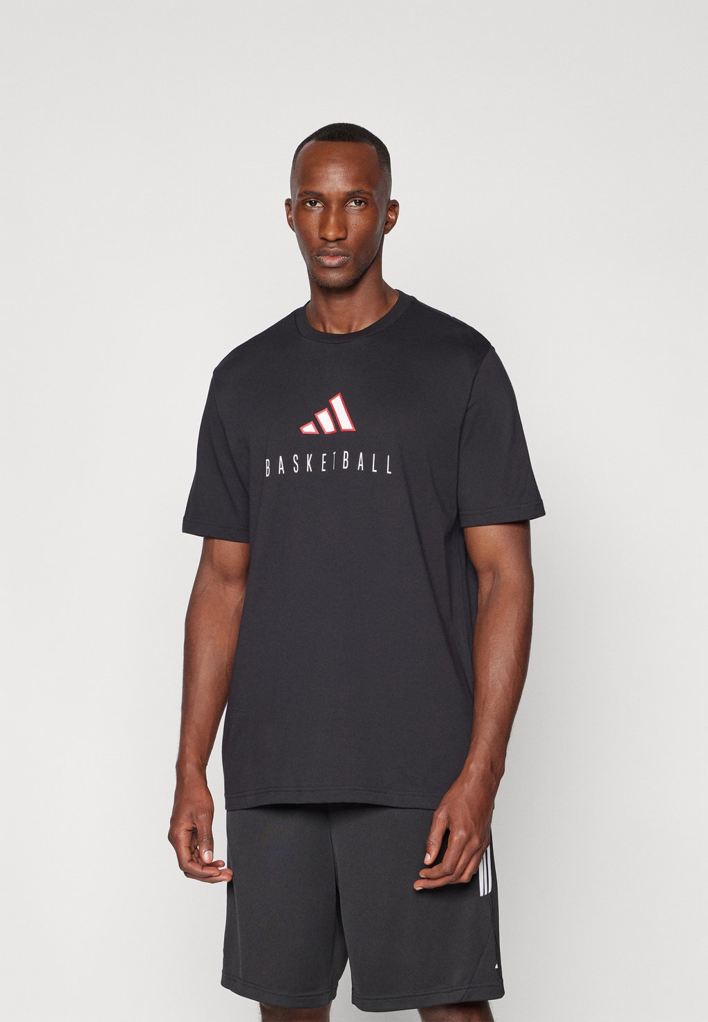 

Футболка с принтом WORLDWIDE HOOPS LOGO GRAPHIC adidas Performance, черный