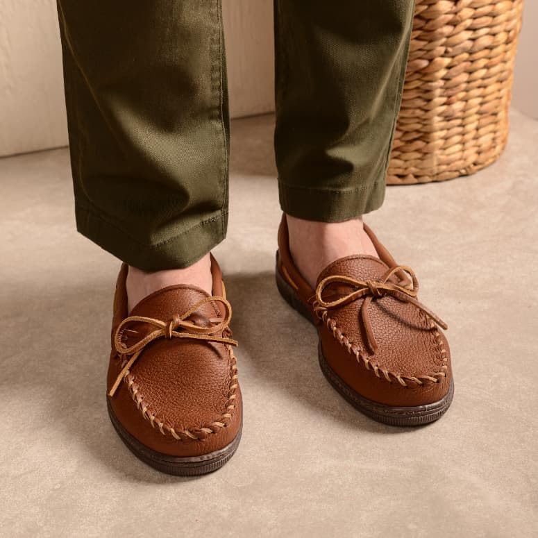 Мокасины Minnetonka для мужчин из оленьей кожи Moosehide, Carmel - Classic — фото 3