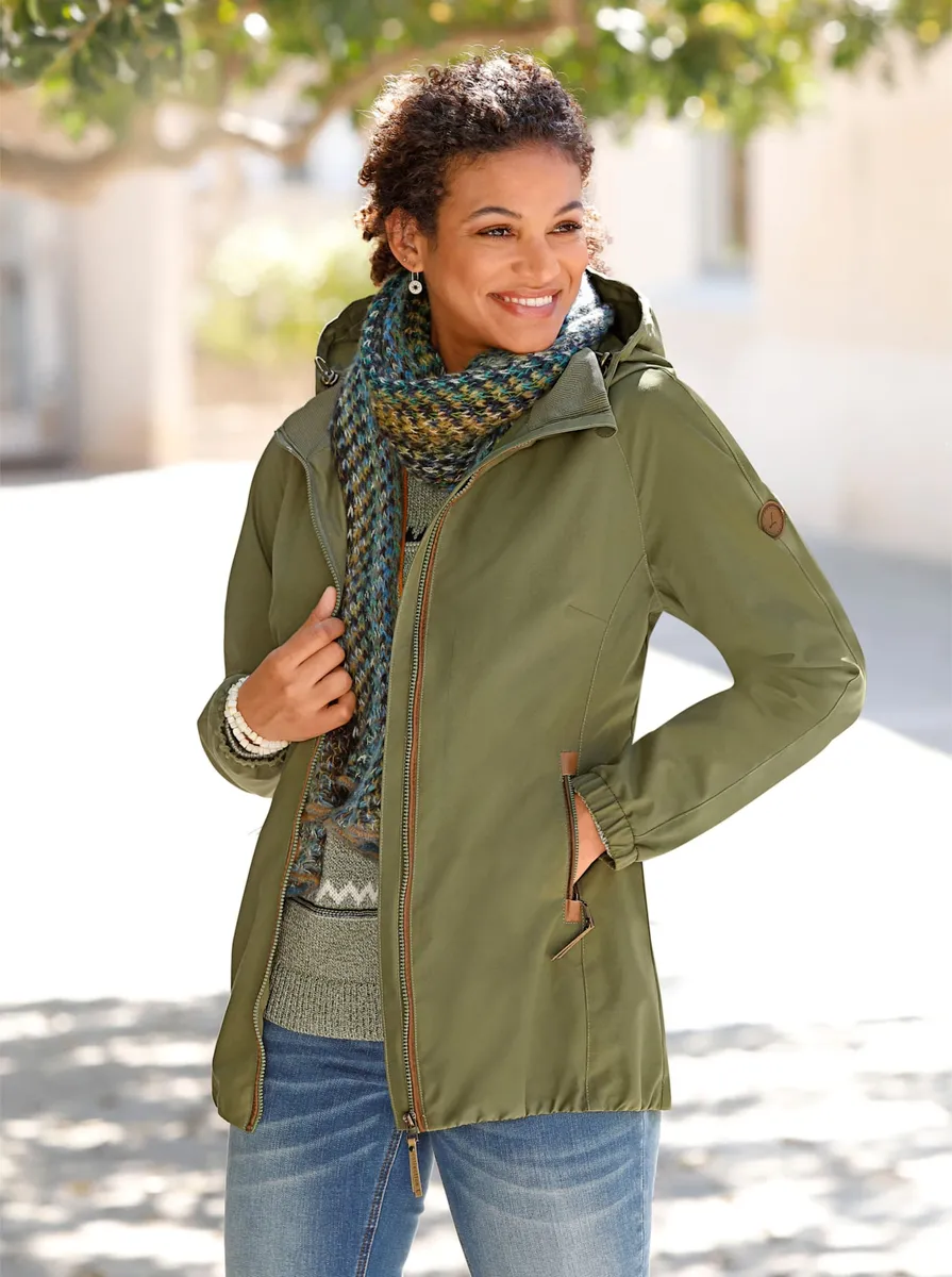 

Повседневный образ: длинная куртка с капюшоном Casual Looks, оливковый