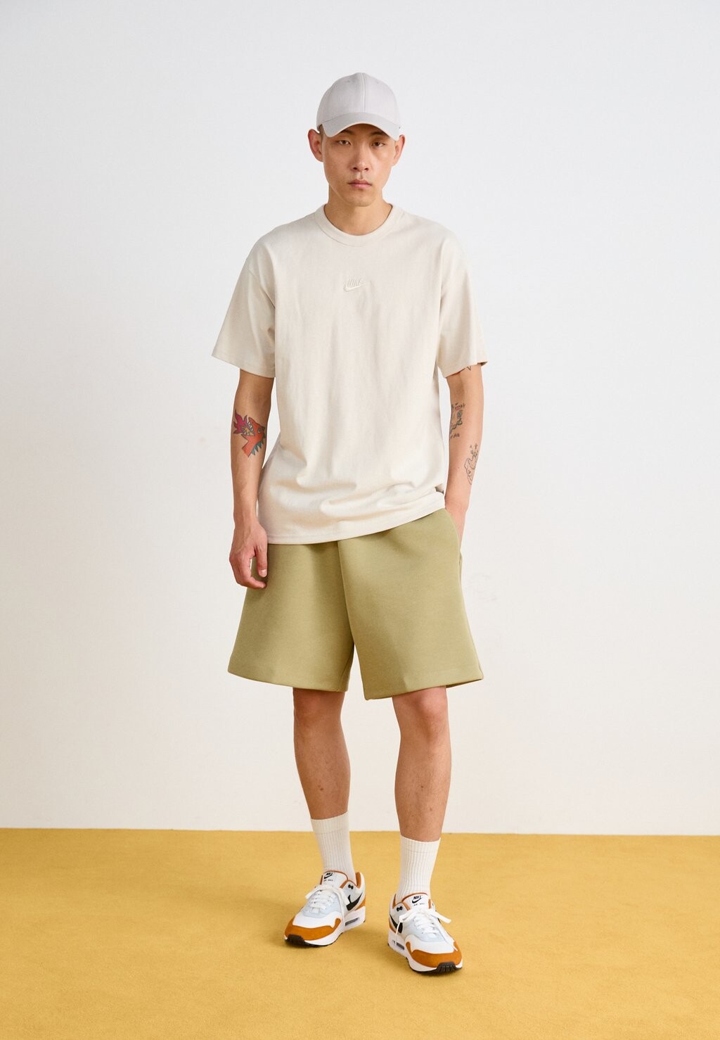 

Базовая футболка TEE Nike, кремовый