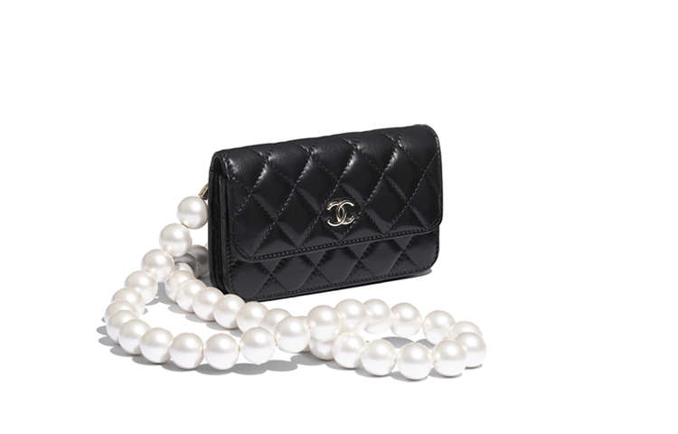 CHANEL Женская черная кожаная сумка через плечо с золотистой фурнитурой — фото 4