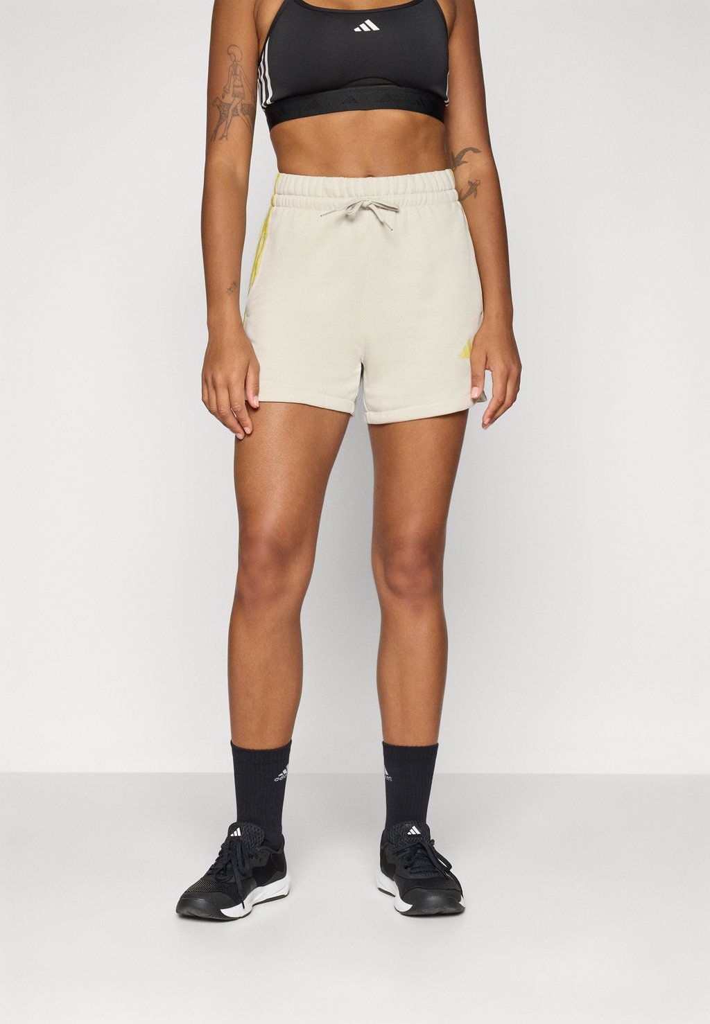 

Спортивные шорты ESSENTIALS 3 STRIPES PRINT CARGO Adidas Sportswear, бежевый