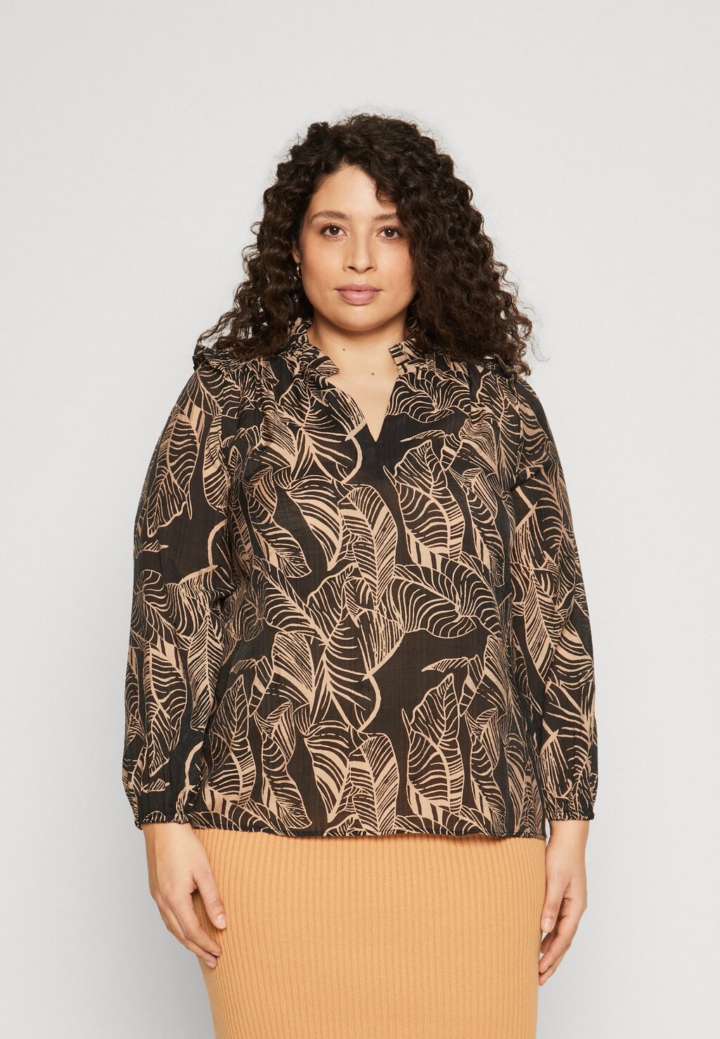 

Блузка CARBETSEY FRILL ONLY Carmakoma, черный