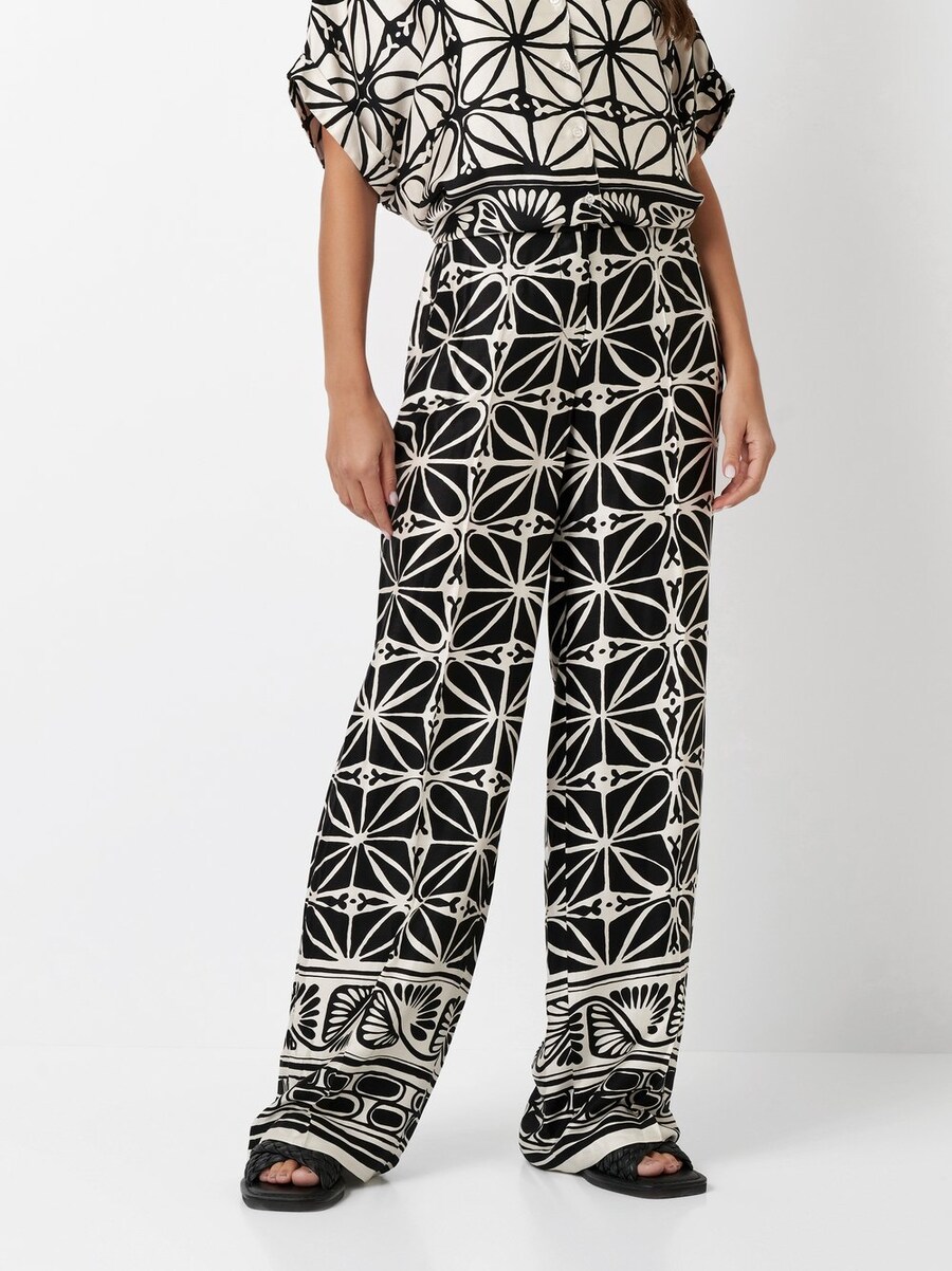 

Свободные брюки со складками спереди TONI, черный