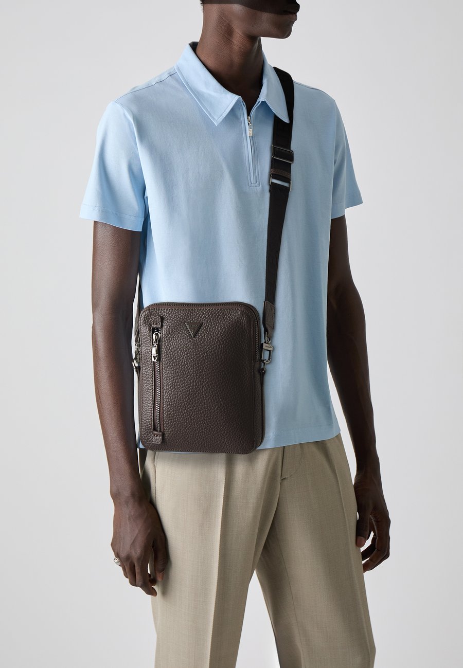 

Сумка кросс-боди Guess TORINO ZIP XBODY, Dark Oak/Taupe