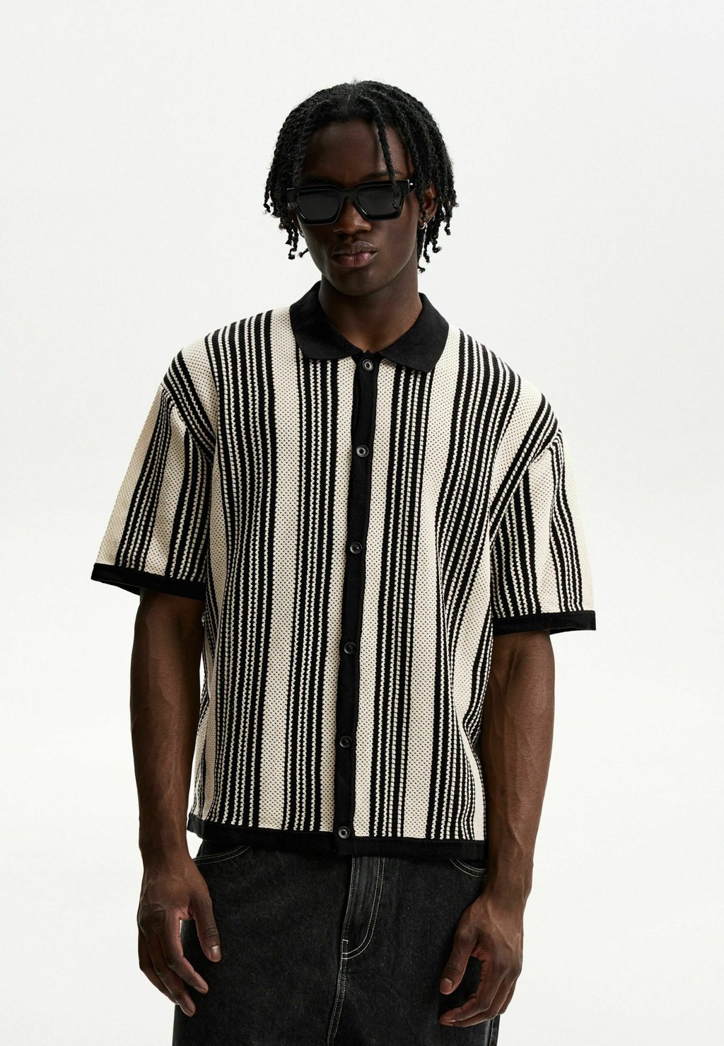 

Рубашка STRIPED TEXTURED SHORT SLEEVE Bershka, черный