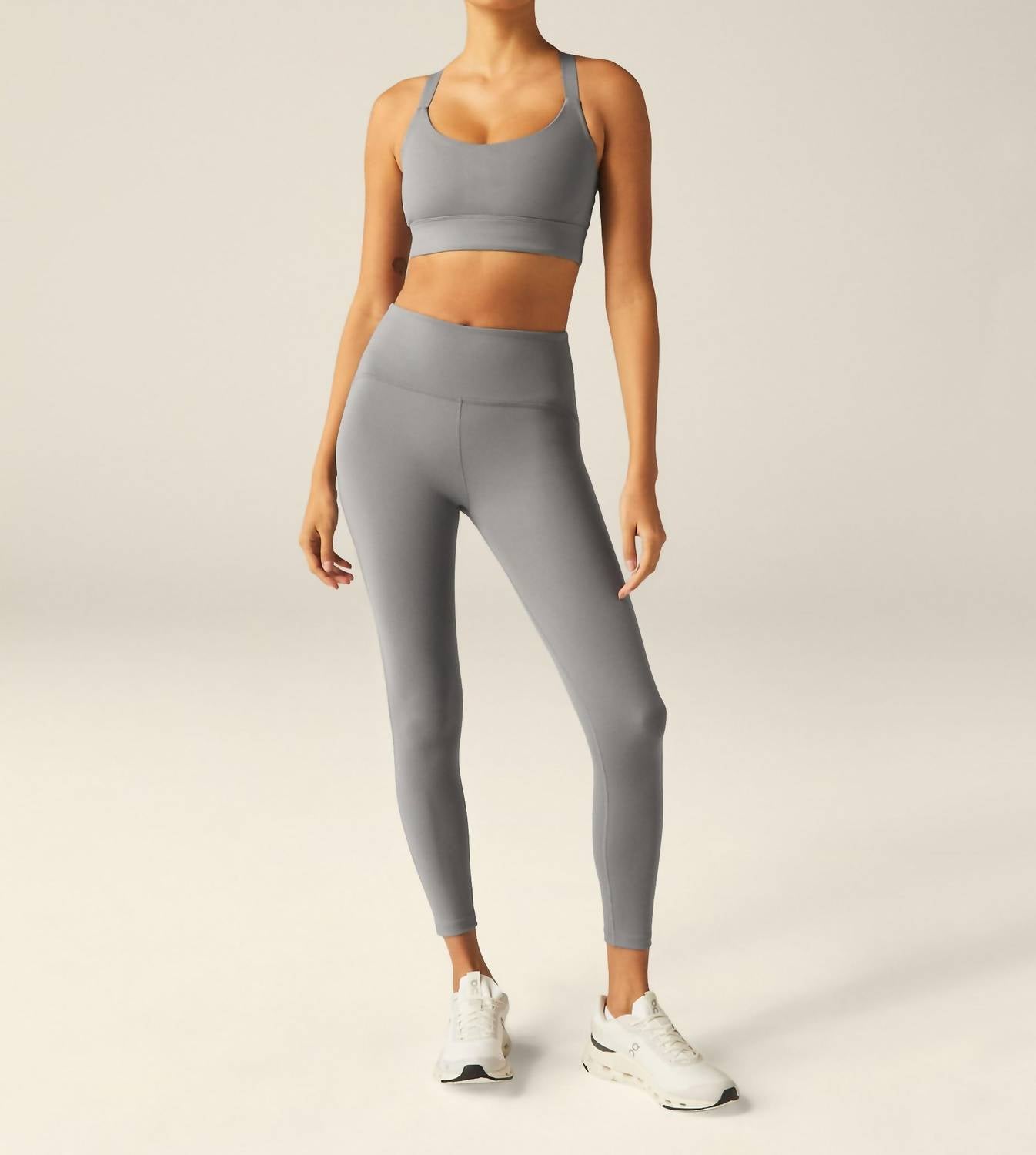 

Бюстгальтер Powerbeyond Strive Long Line в сером металлике BEYOND YOGA, серый