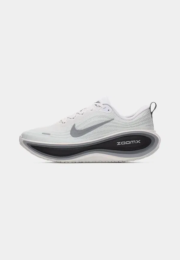 Кроссовки для бега по шоссе Nike Performance Vomero Plus, белый/металлик-серебристый/черный/холодный серый/волчий серый — фото 2