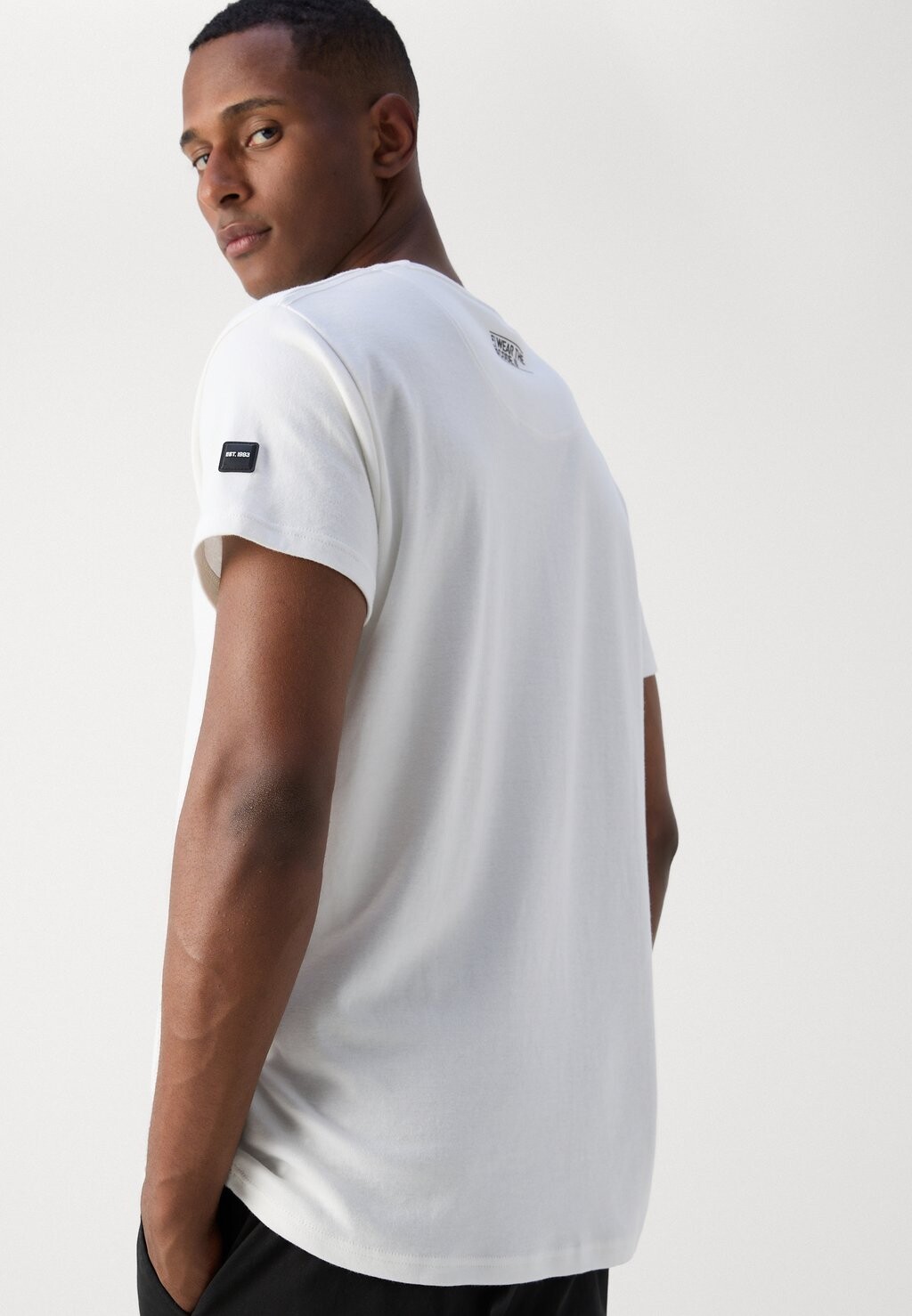 

Футболка с принтом INDICODE JEANS, кремовый