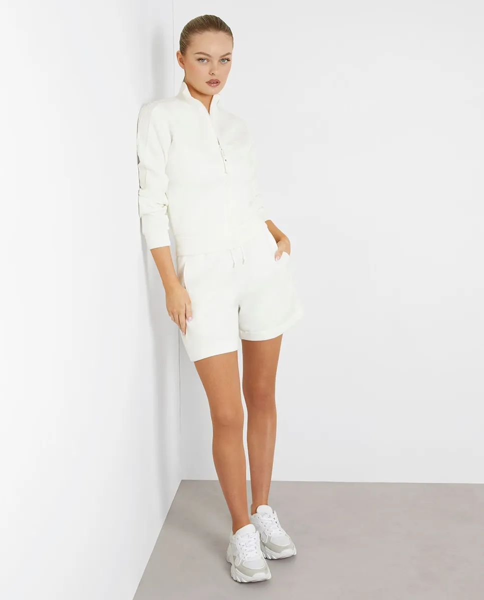 

Короткие прямые шорты с небольшим логотипом бренда сбоку Guess, бежевый