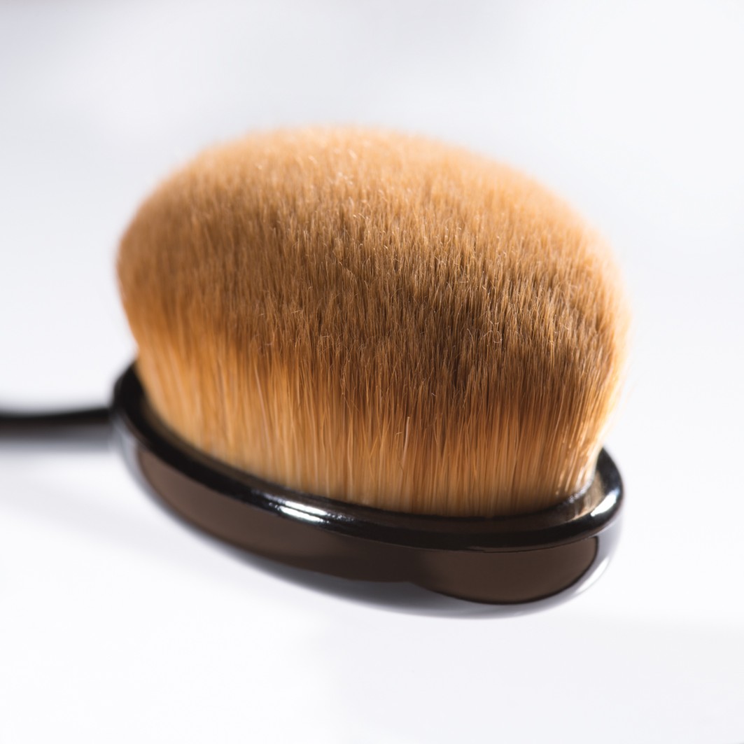 Кисть для лица get the perfect teint medium oval brush premium quality Artdeco, количество 1 шт. — фото 2
