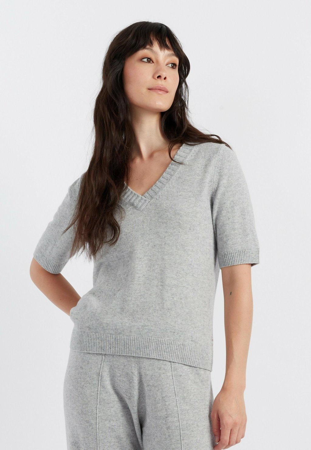 

Базовая футболка V NECK CHINTI & PARKER, серый