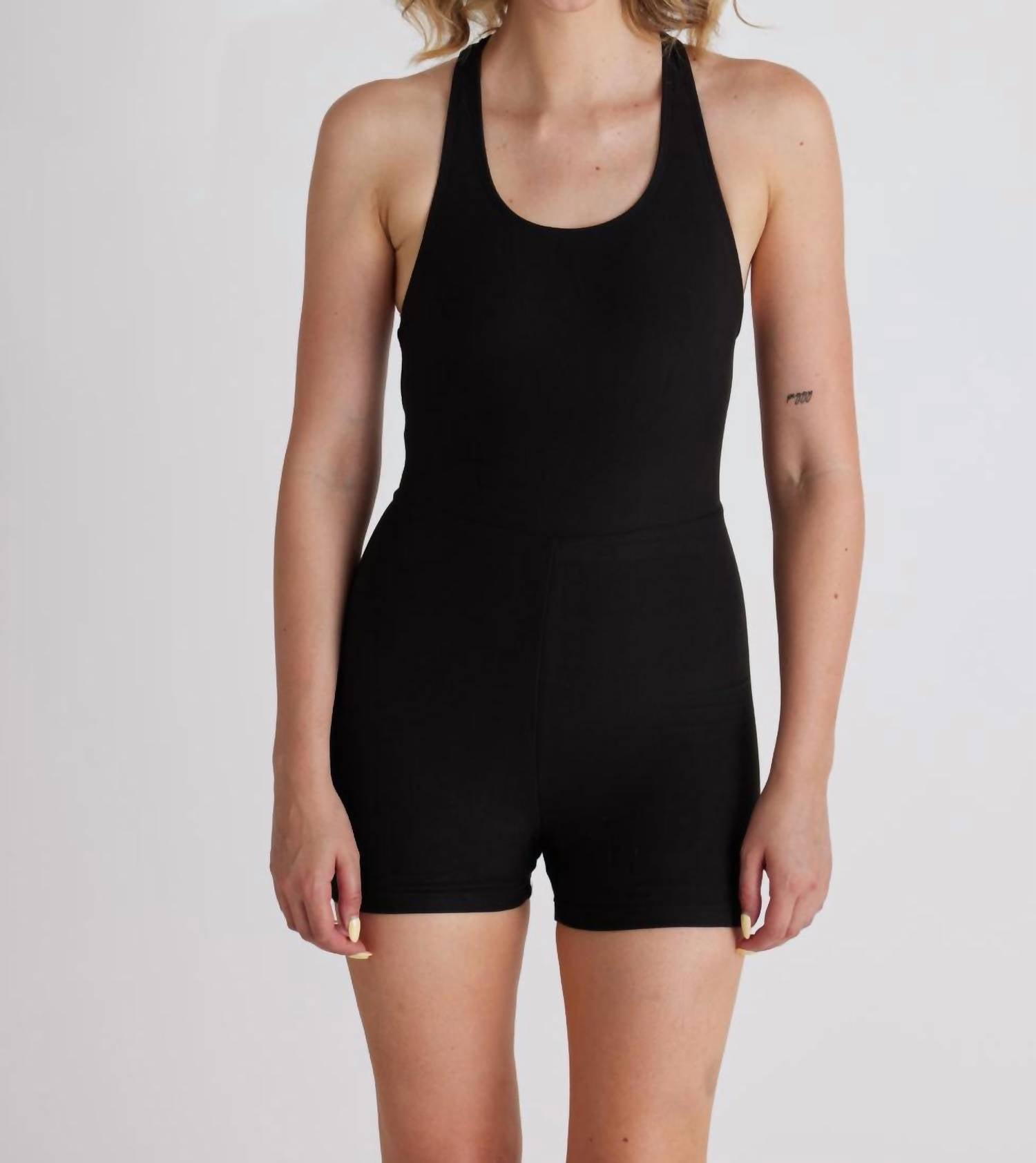 

Черный комбинезон с круглым вырезом WOLVEN