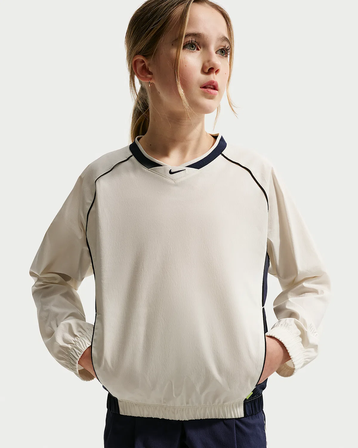 Детская вязаная рубашка с V-образным вырезом Nike Sportswear, Soft Pearl/Midnight Navy/Black/Soft Pearl — фото 2
